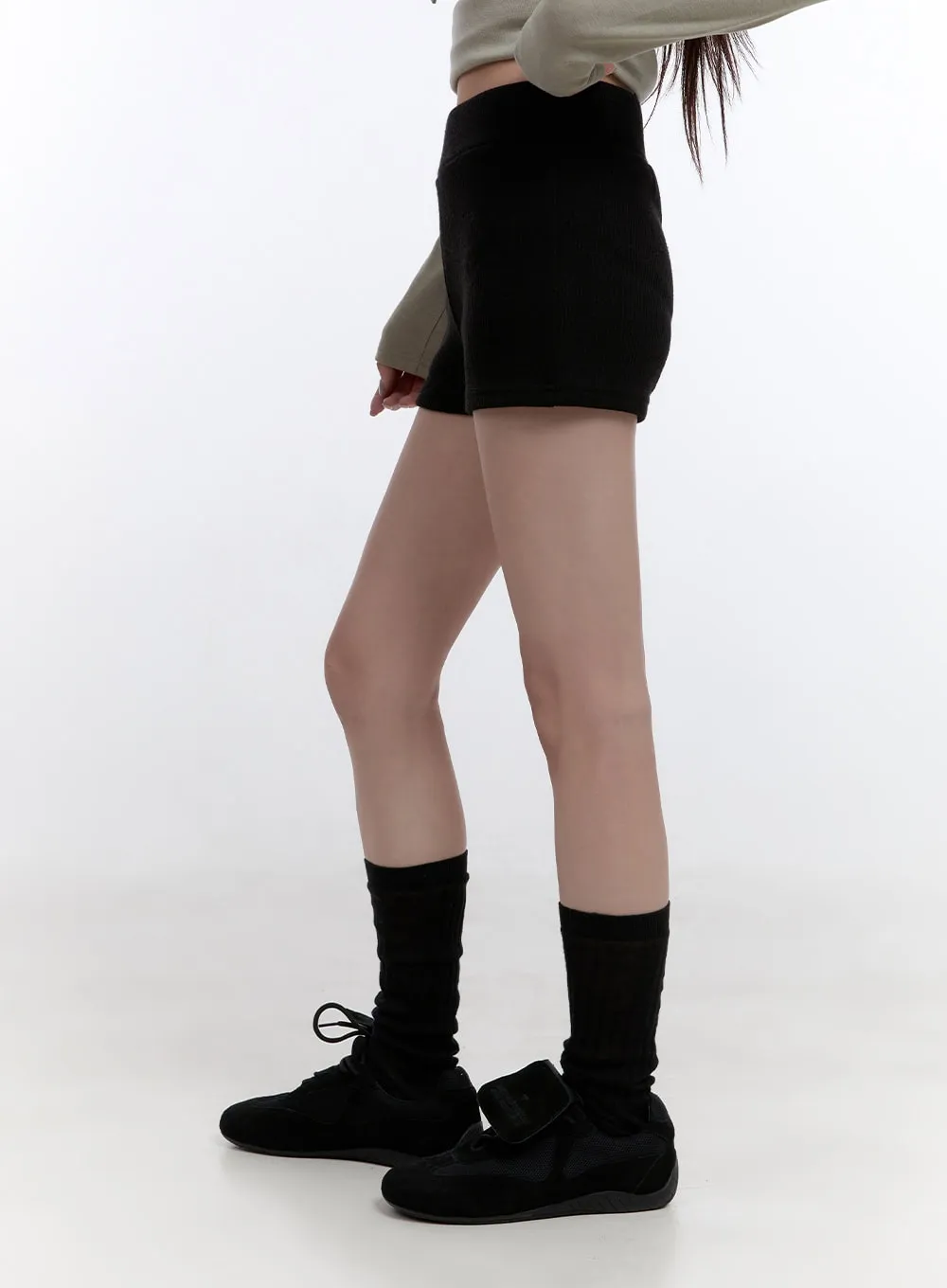 Slim-Fit Solid Shorts CO418